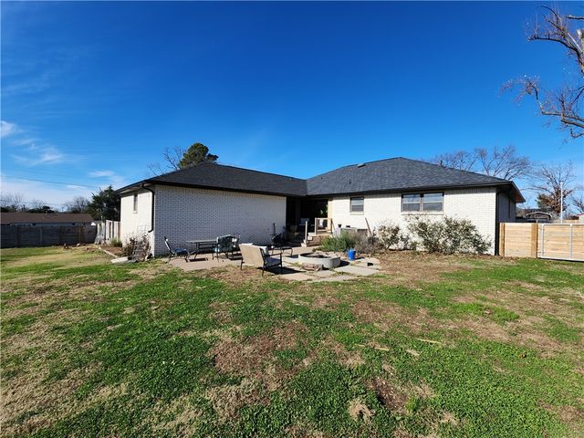 2747 White Oak Drive, Rogers, AR 72758