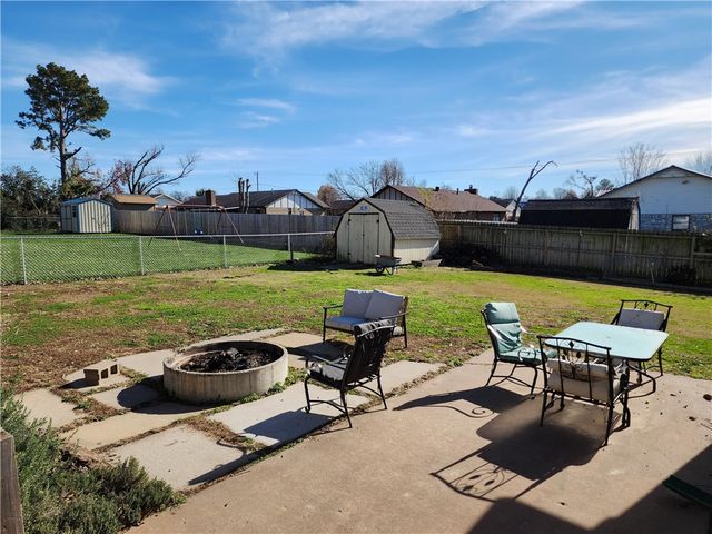 2747 White Oak Drive, Rogers, AR 72758