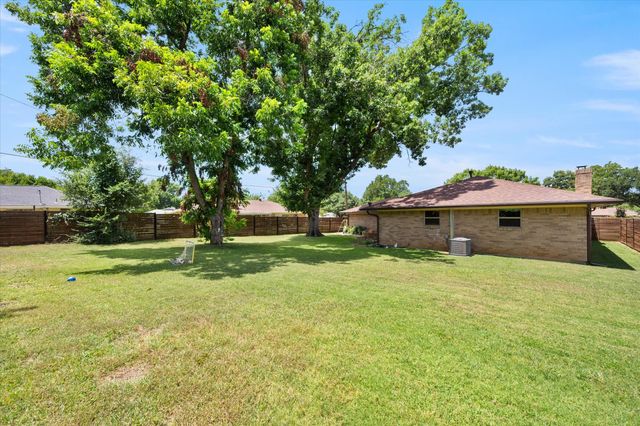 4904 Fall River Drive, Fort Worth, TX 76103