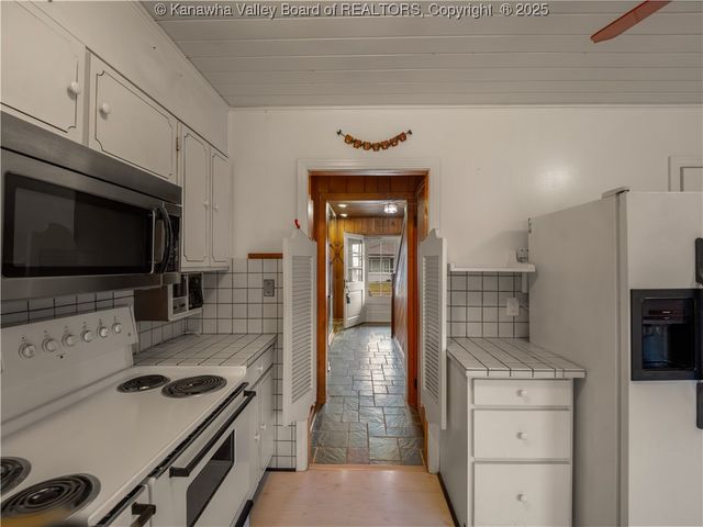 1216 W 12th Street, Nitro, WV 25143