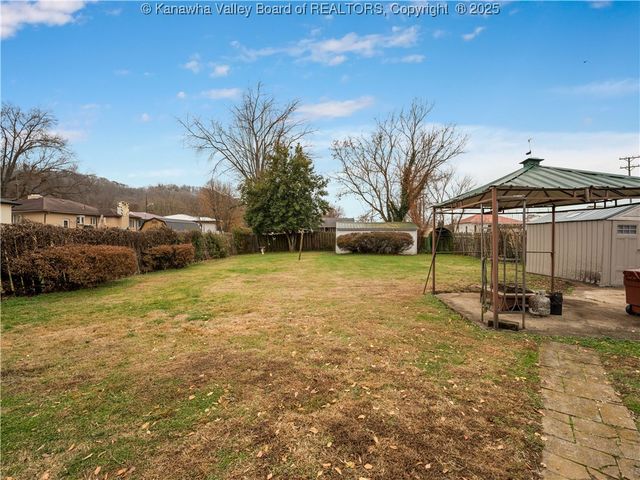 1216 W 12th Street, Nitro, WV 25143