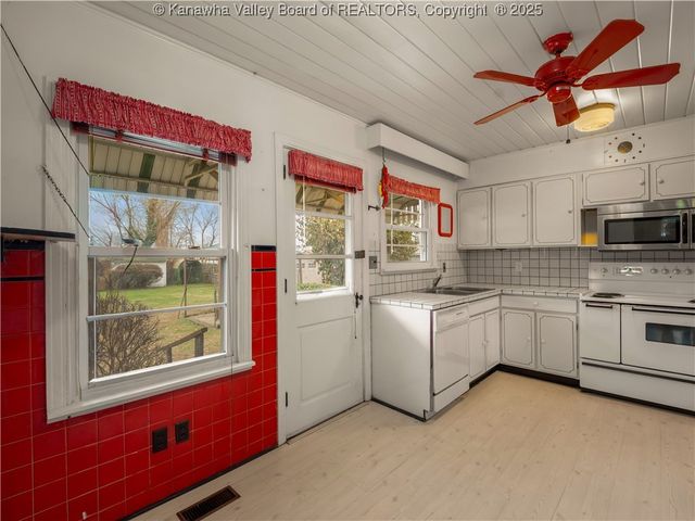 1216 W 12th Street, Nitro, WV 25143