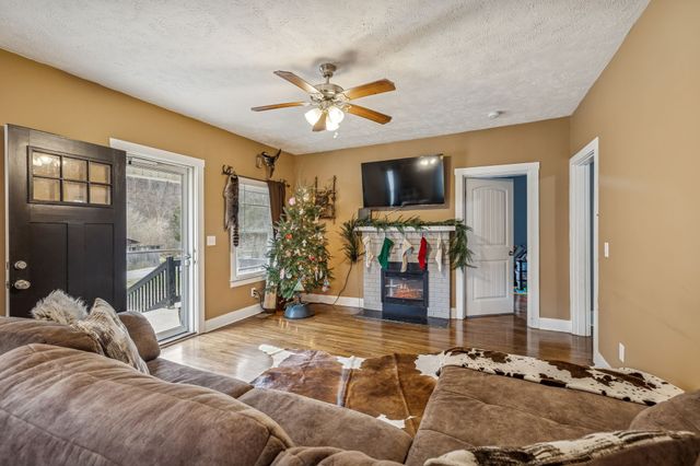 147 Sloan Branch Rd, Pleasant Shade, TN 37145