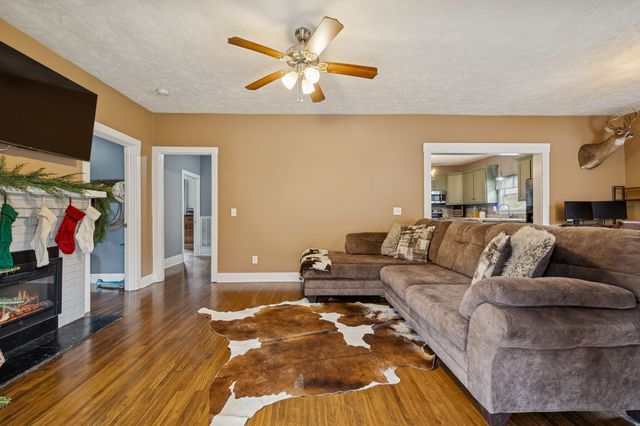 147 Sloan Branch Rd, Pleasant Shade, TN 37145