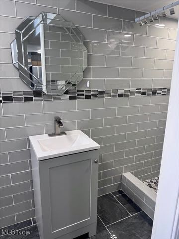 6180 Jamestown Drive, Parma, OH 44134