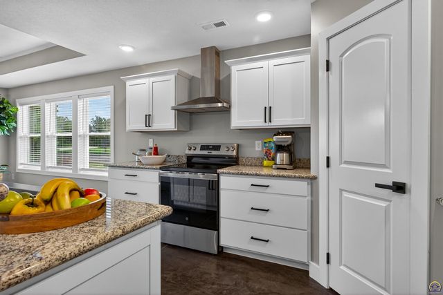 5005 NW Derby DR, Topeka, KS 66618