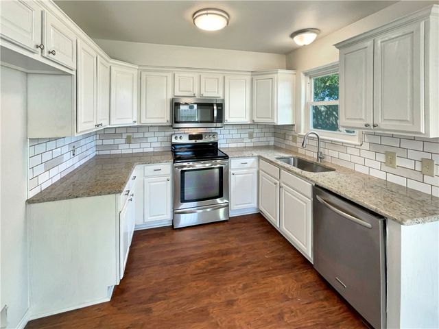 2007 Cottonwood Dr, Portland, TX 78374