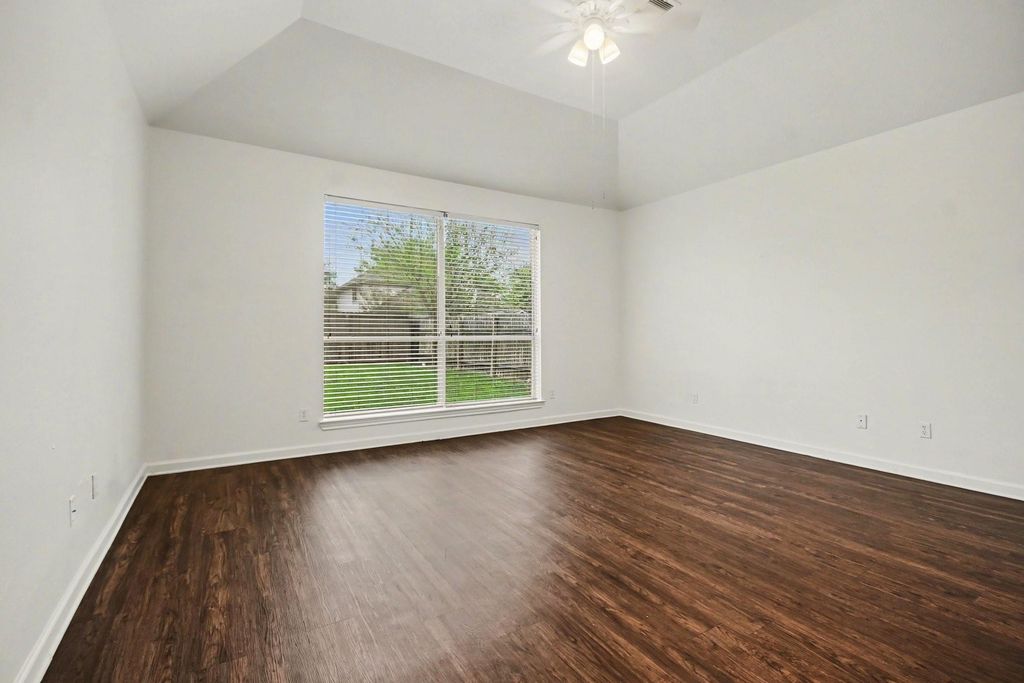 Image 13 of property listing at 3931 Oak Plank Road, Fresno, TX 77545