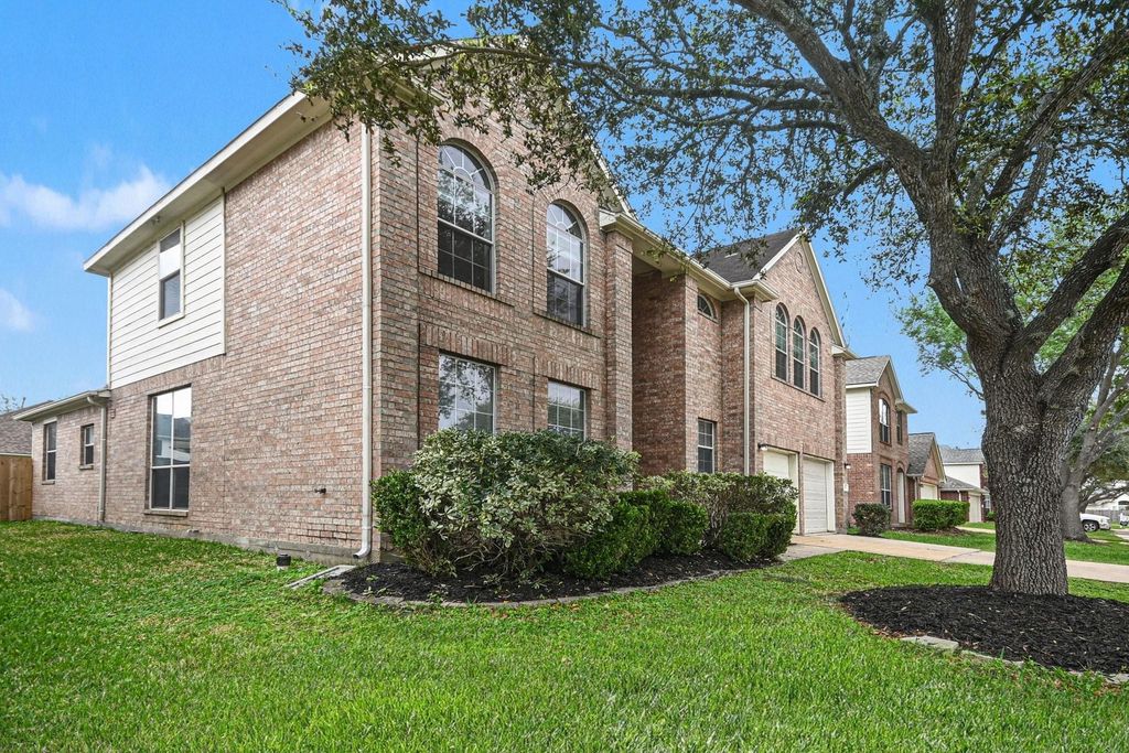 Image 2 of property listing at 3931 Oak Plank Road, Fresno, TX 77545