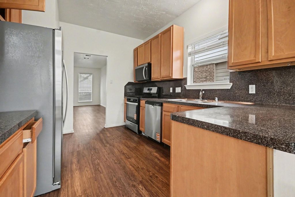 Image 8 of property listing at 3931 Oak Plank Road, Fresno, TX 77545