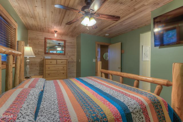 1051 Wiley Oakley Drive, Gatlinburg, TN 37738