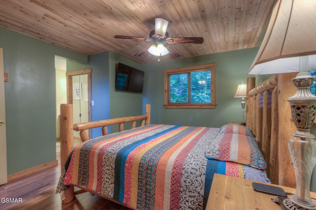 1051 Wiley Oakley Drive, Gatlinburg, TN 37738