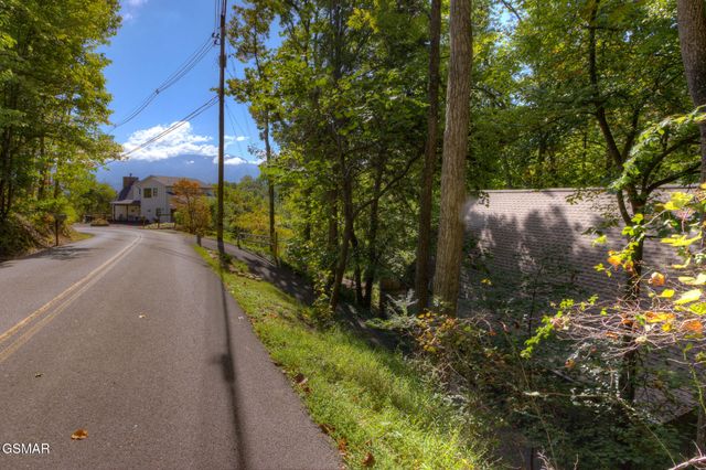 1051 Wiley Oakley Drive, Gatlinburg, TN 37738