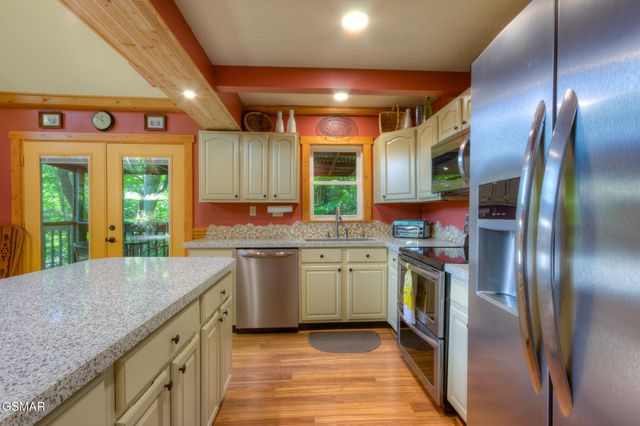 1051 Wiley Oakley Drive, Gatlinburg, TN 37738