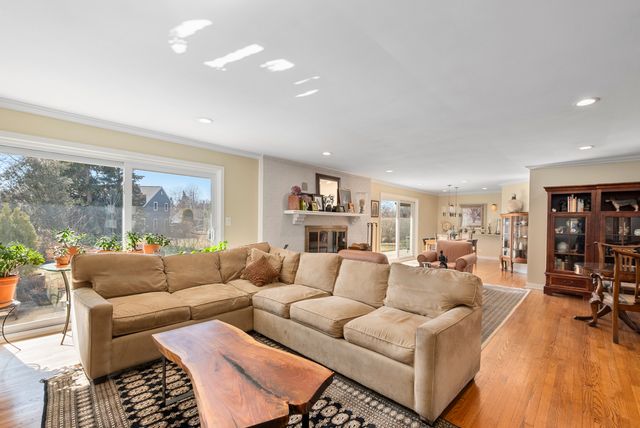 480 Nebraska B Court, Frankfort, IL 60423