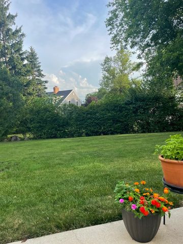 480 Nebraska B Court, Frankfort, IL 60423