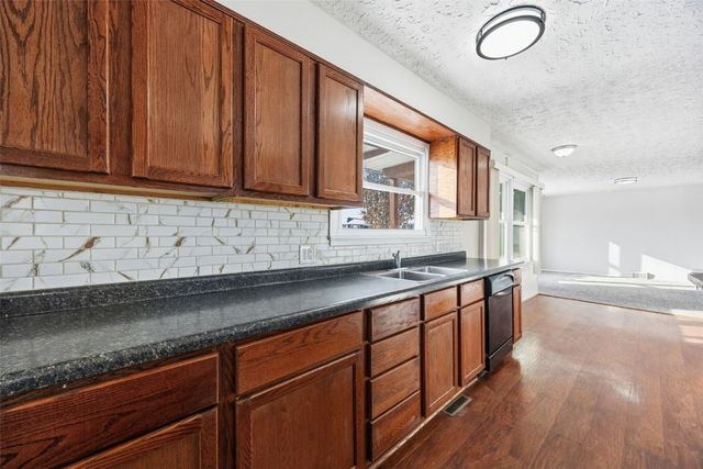 1048 Clifton Street NE, Cedar Rapids, IA 52402