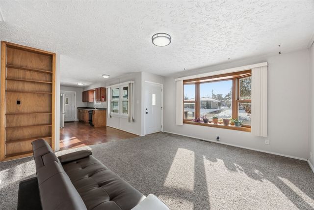 1048 Clifton Street NE, Cedar Rapids, IA 52402