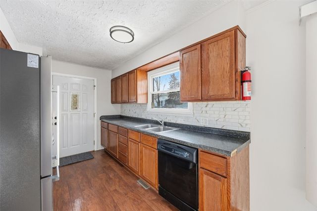 1048 Clifton Street NE, Cedar Rapids, IA 52402