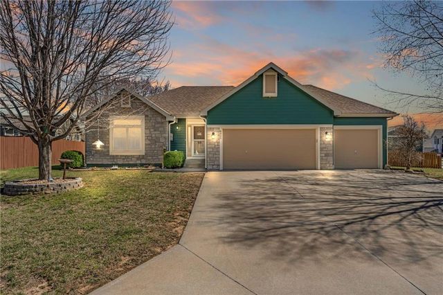 8455 Timber Ridge Street, De Soto, KS 66018