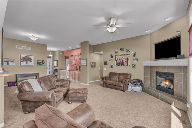 8455 Timber Ridge Street, De Soto, KS 66018