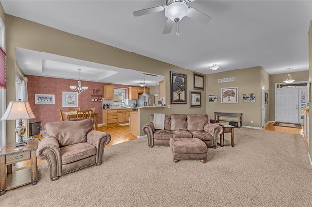 8455 Timber Ridge Street, De Soto, KS 66018