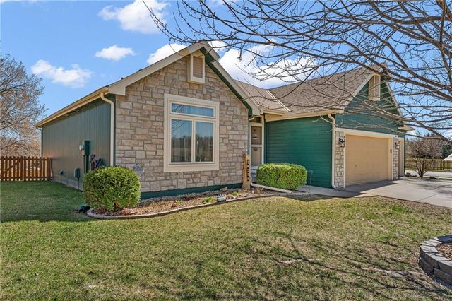 8455 Timber Ridge Street, De Soto, KS 66018