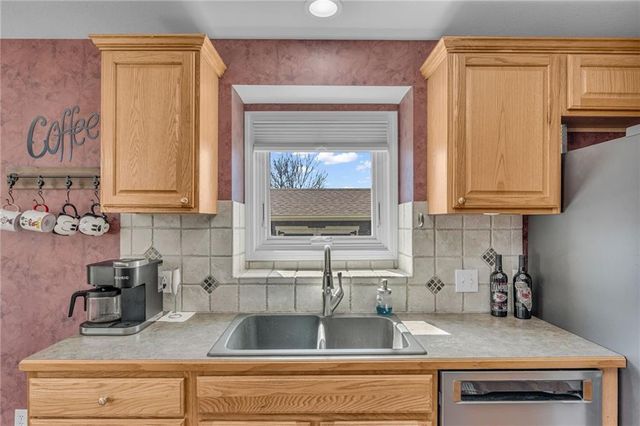 8455 Timber Ridge Street, De Soto, KS 66018