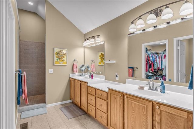 8455 Timber Ridge Street, De Soto, KS 66018