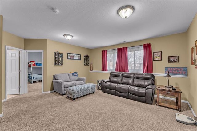 8455 Timber Ridge Street, De Soto, KS 66018