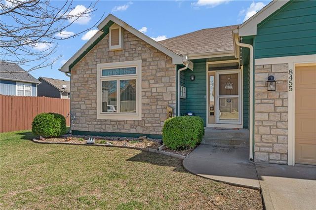 8455 Timber Ridge Street, De Soto, KS 66018