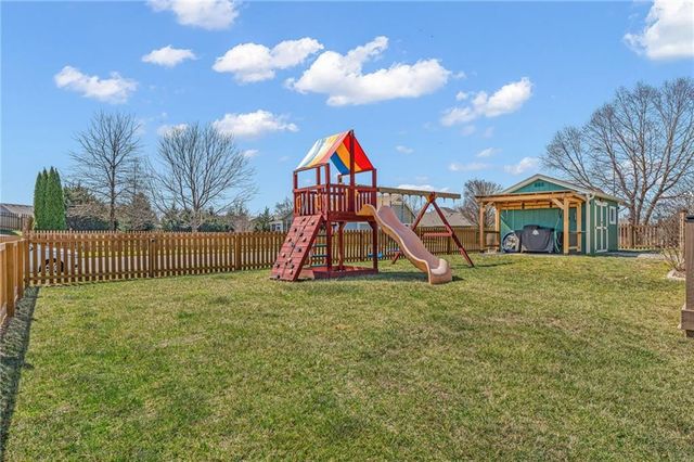 8455 Timber Ridge Street, De Soto, KS 66018