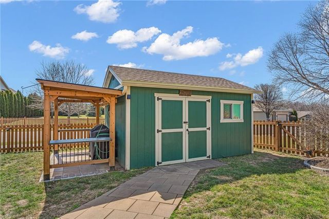 8455 Timber Ridge Street, De Soto, KS 66018