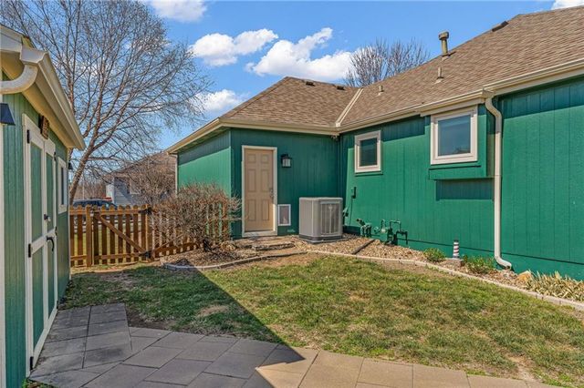 8455 Timber Ridge Street, De Soto, KS 66018