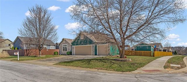 8455 Timber Ridge Street, De Soto, KS 66018