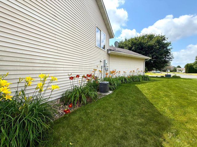 817 Daniel Drive, Belle Plaine, MN 56011