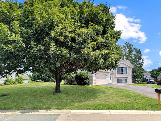 817 Daniel Drive, Belle Plaine, MN 56011