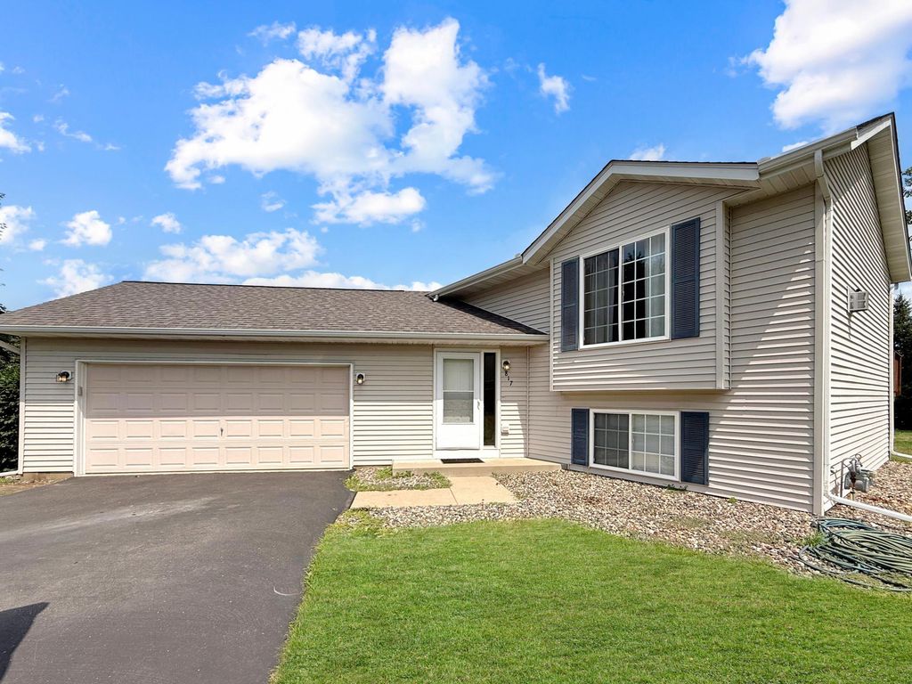 817 Daniel Drive, Belle Plaine, MN 56011