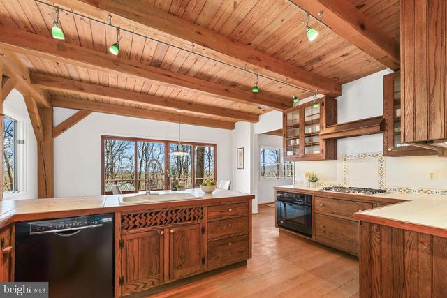 16633 WOODCHASE LN, Round Hill, VA 20141