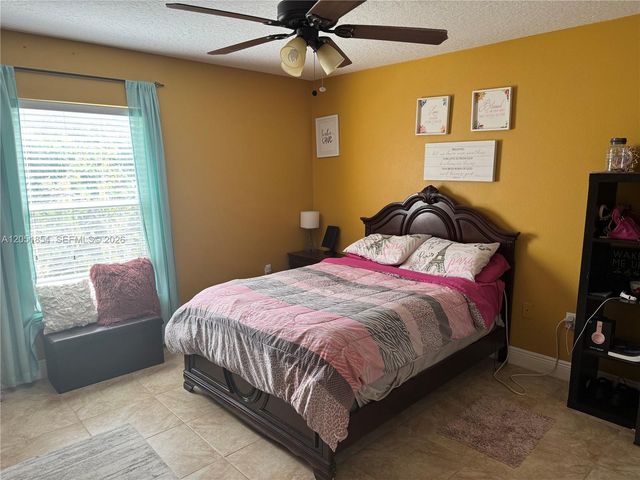 402 SE Crosspoint Dr, Port St. Lucie, FL 34983
