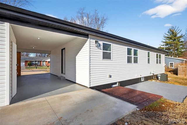 8 Faye Avenue, St Charles, MO 63301