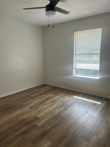 513 S Beverly Street, Crowley, TX 76036