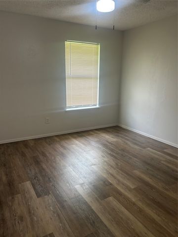 513 S Beverly Street, Crowley, TX 76036