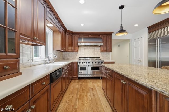 20 Indian Run Rd, Washington Twp., NJ 07853