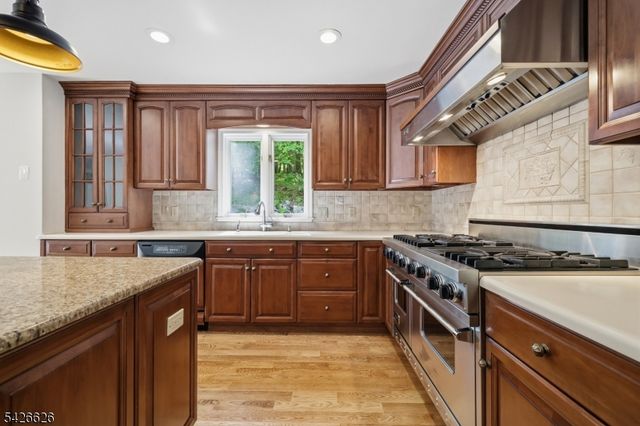 20 Indian Run Rd, Washington Twp., NJ 07853