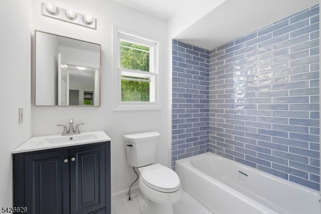 20 Indian Run Rd, Washington Twp., NJ 07853