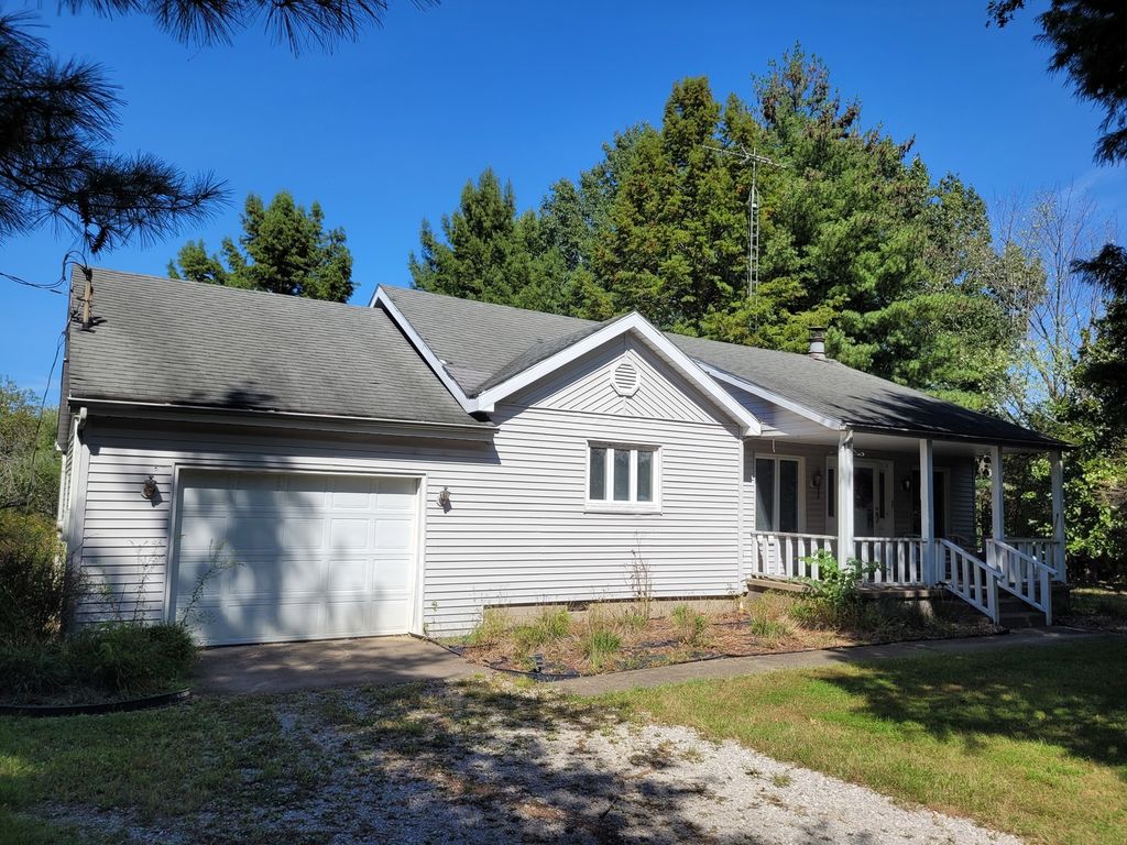 Image 1 of property listing at 11978 E Bunny Farm Road, Mt Vernon, IL 62864