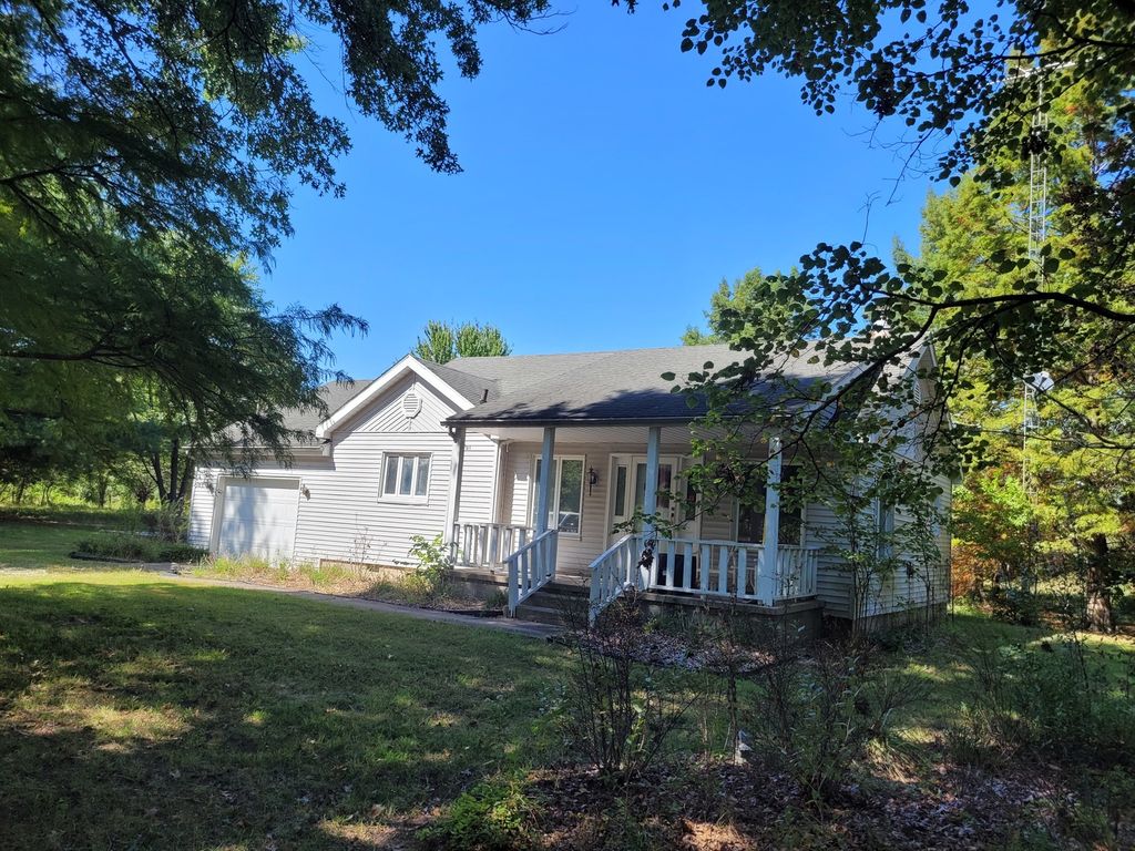 Image 2 of property listing at 11978 E Bunny Farm Road, Mt Vernon, IL 62864