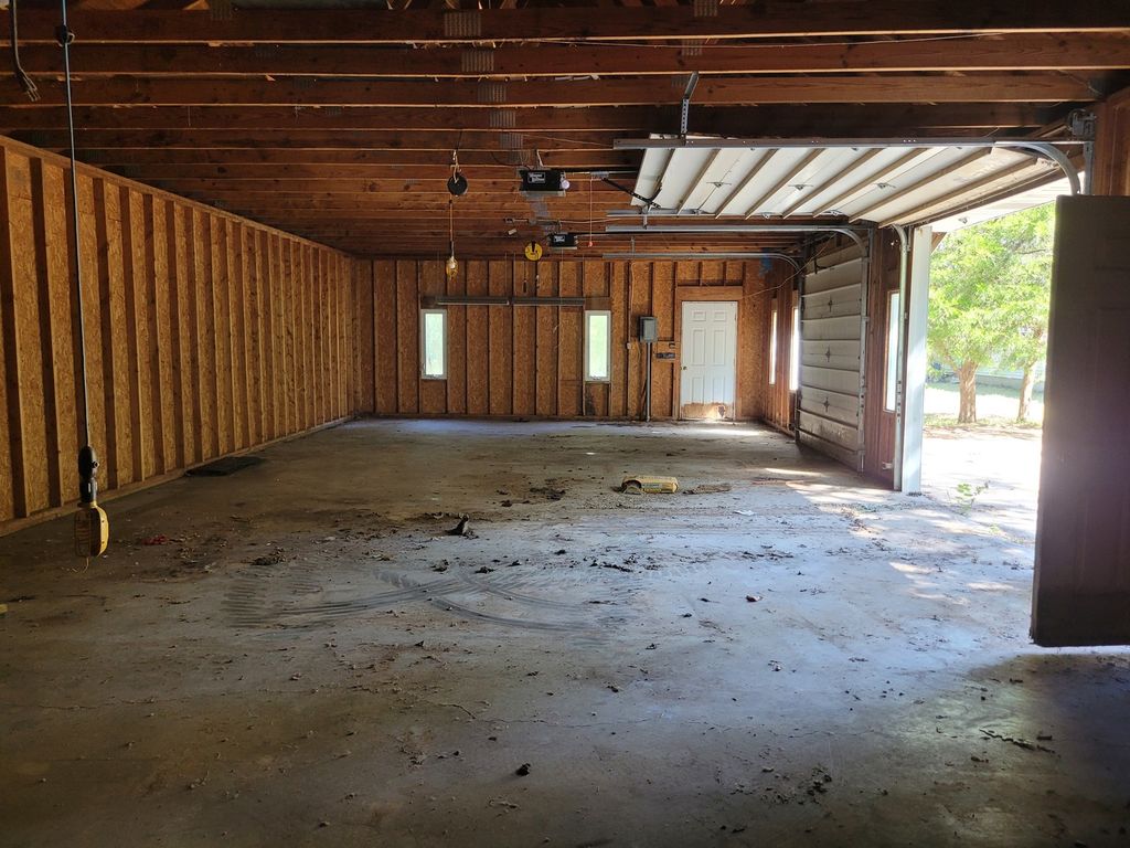 Image 11 of property listing at 11978 E Bunny Farm Road, Mt Vernon, IL 62864