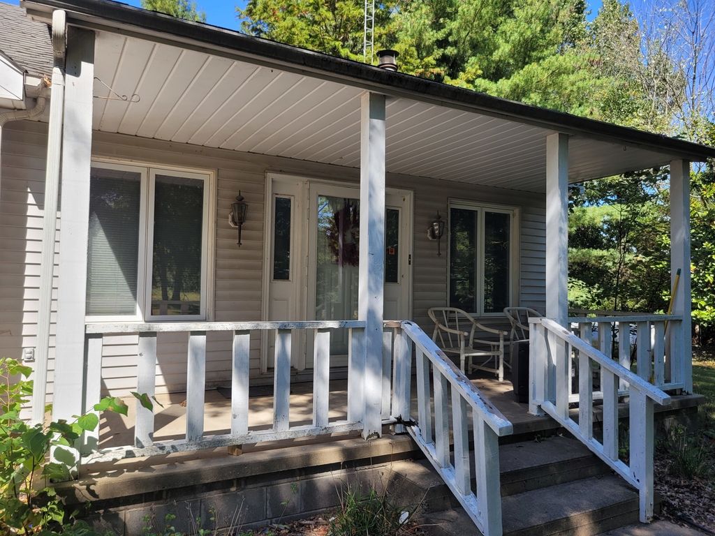 Image 13 of property listing at 11978 E Bunny Farm Road, Mt Vernon, IL 62864